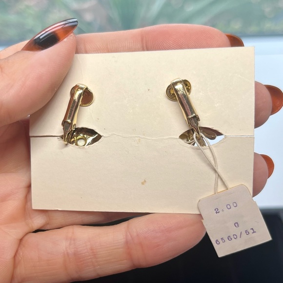 Rare vintage signed Coro clip on earrings with ORIGINAL tag. Never worn. - Picture 2 of 3